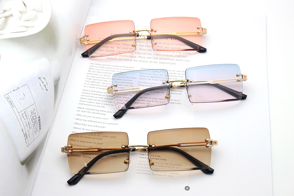 Don't Compromise on Style: Affordable Prices and Colorful Frames Await You! Shop Now!